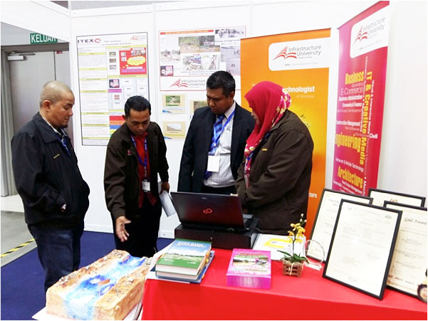 Dr. Mohd Sofiyan was explaining the project to the visitors.