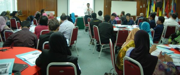 Prof. Sr. Ir. Suhaimi Abdul Talib giving the talk to the participants of the Designing Research Proposal for Grant Application Workshop, IUKL, 2012