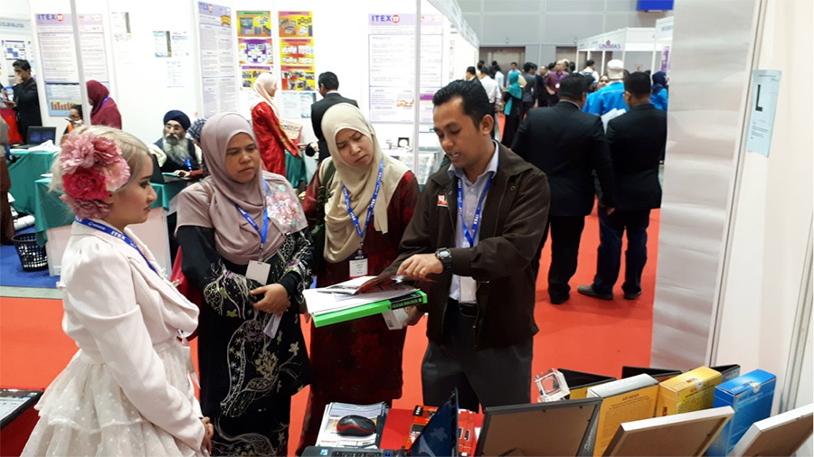 Dr. Sofiyan explaining his team’s innovation product to the visitors at the ITEX’17