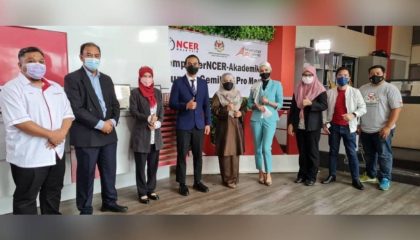 Noor Inayah (lima dari kanan) bersama kakitangan IUKL pada majlis meraikan kejayaan peserta Program empower NCER-Akademik SPM 2020 negeri Perak secara atas talian baru-baru ini.