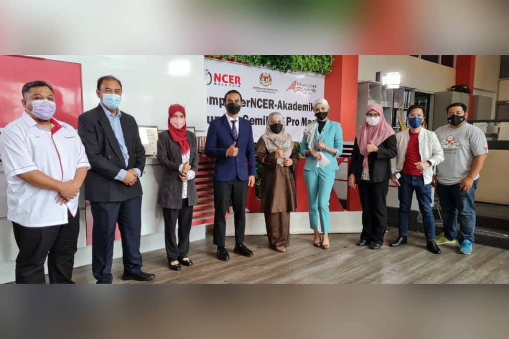 Noor Inayah (lima dari kanan) bersama kakitangan IUKL pada majlis meraikan kejayaan peserta Program empower NCER-Akademik SPM 2020 negeri Perak secara atas talian baru-baru ini.