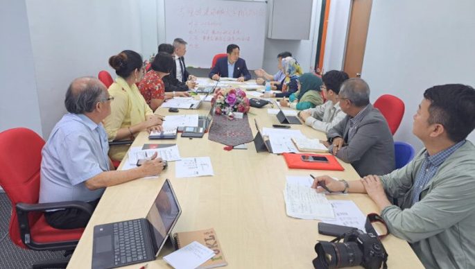 Executive Management Committee Holds First Meeting with Chairman of IUKL